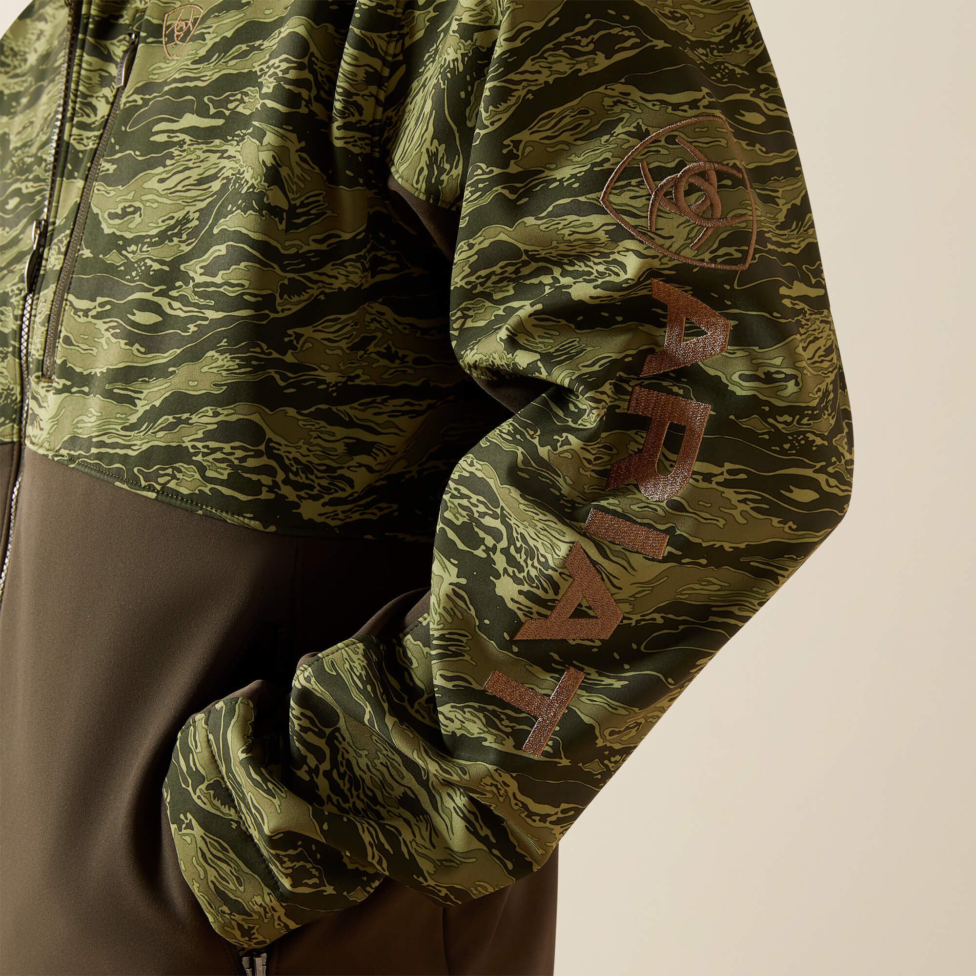 Ariat Men / Logo Softshell Jacket